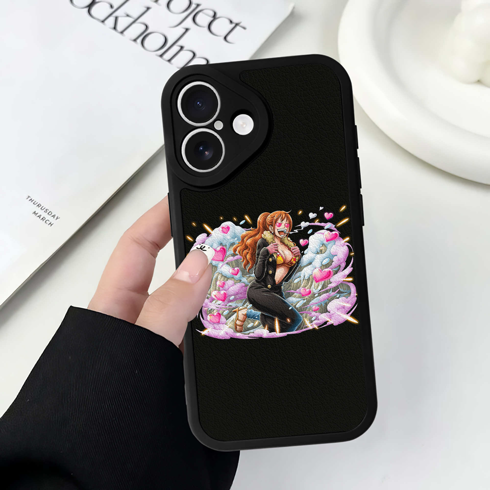 （画像用） ワンピース ナミ ONE PIECE Nami 【iPhone 16シリーズ対応】シリコンスマホケース（レザー調） 材質：シリコン
